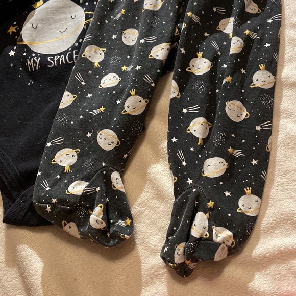 BUNDLE DISCOUNTS! 6-9 mo set space princess prince footie pants onesie bib 0-3 - Picture 6 of 7